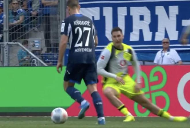 霍村vs多特主裁解释判点：聚勒倒地时手臂向上移，阻挡了射门